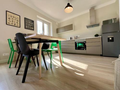 eine Küche und ein Esszimmer mit Tisch und Stühlen in der Unterkunft Chez Jean ! Au pied du vignoble, à 5 min de Colmar in Ingersheim