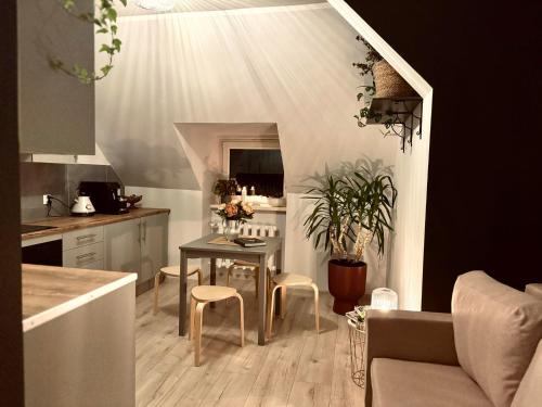 Una cocina con una mesa y sillas en una habitación. en Apartament Zielony Stół, en Gniezno