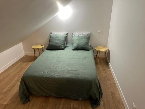 - un lit dans une chambre avec 2 tables dans l'établissement duplex apartment, à Montreuil