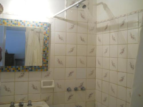 ein Badezimmer mit Spiegel und Waschbecken in der Unterkunft Marina in Mar del Plata