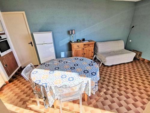 une pièce avec une table, une chaise et un bureau dans l'établissement Résidence MARYSABLE - 2 Pièces pour 4 Personnes 774, à Port-Leucate