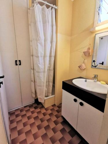 une salle de bain avec un lavabo blanc et une douche dans l'établissement Résidence MARYSABLE - 2 Pièces pour 4 Personnes 774, à Port-Leucate