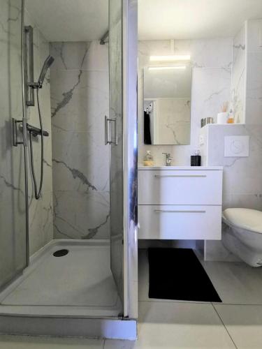 une salle de bain avec une douche, un lavabo et des toilettes dans l'établissement Résidence Grande Bleue - VILLA T2 MEZZANINE 6 couchages PORT LEUCATE MAE-0464, à Leucate
