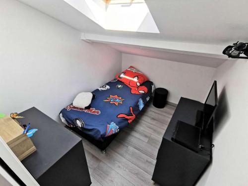 une petite chambre avec un lit dans un grenier dans l'établissement Résidence Grande Bleue - VILLA T2 MEZZANINE 6 couchages PORT LEUCATE MAE-0464, à Leucate