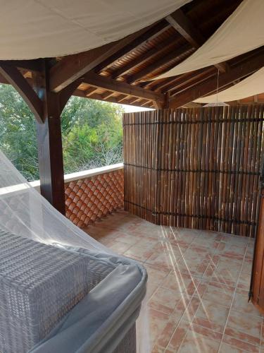 une chambre avec un lit dans une pièce avec une fenêtre dans l'établissement La Tuilerie, à Barcelonne-du-Gers