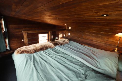 Ένα ή περισσότερα κρεβάτια σε δωμάτιο στο Reindeer Riverfront Aurora lodge