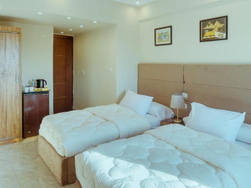 Кровать или кровати в номере Pyramids Rose view
