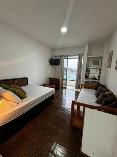 a room with two beds and a tv and a television at Angra dos reis, Praia Grande cond-angra inn in Angra dos Reis