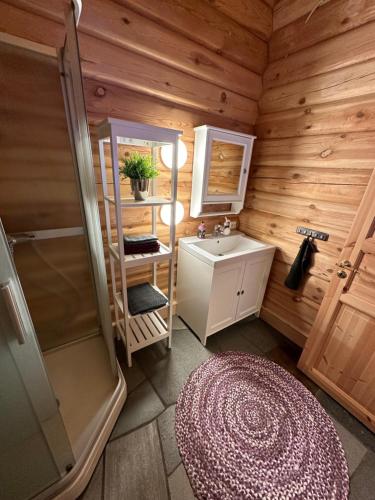 a bathroom with a sink and a shower and a mirror at Hytte Oppdal Så Klart in Oppdal