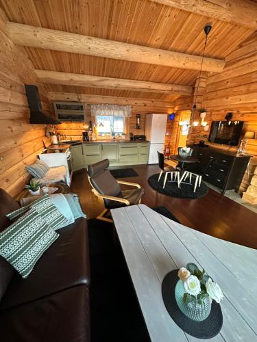 a living room with a table and a kitchen at Hytte Oppdal Så Klart in Oppdal