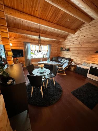 a living room with a table and chairs in a cabin at Hytte Oppdal Så Klart in Oppdal