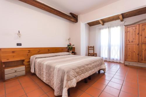 a bedroom with a large bed and a window at Hotel Residence - Il Giardino del Cigno in Latisana