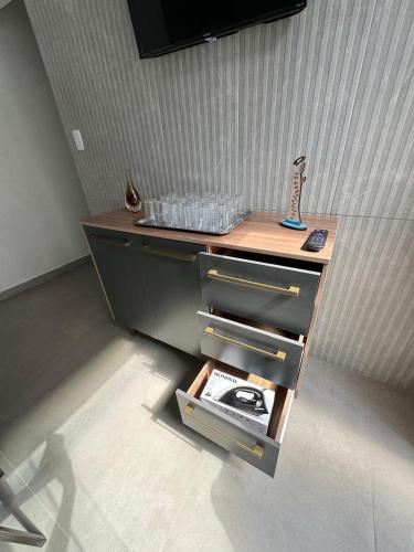 a desk with a guitar on top of it at Casa Sabor e Fé in Aparecida