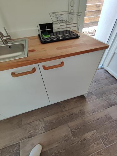 a kitchen counter with a sink and a basket on it at Studio indépendant climatisé in Pégomas
