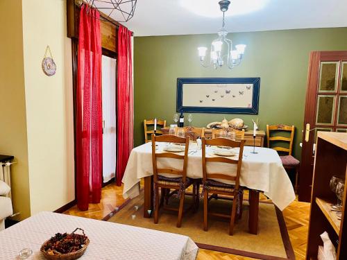 a dining room with a table and chairs at Senda de las mariposas Vinuesa in Vinuesa
