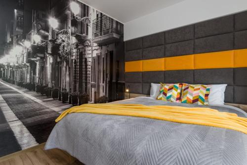Postel nebo postele na pokoji v ubytování Zygmunta Starego 2-Bedroom Condo