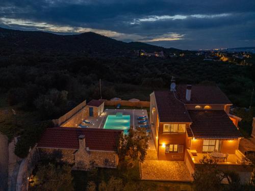 Πισίνα στο ή κοντά στο Villa Ivana holiday home