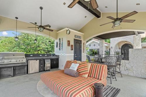 a living room with a couch and a kitchen at Luxurious 3 Bedroom Villa in Coco
