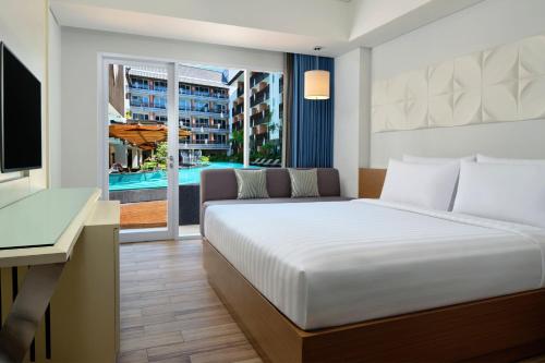 Postel nebo postele na pokoji v ubytování Fairfield by Marriott Bali Kuta Sunset Road