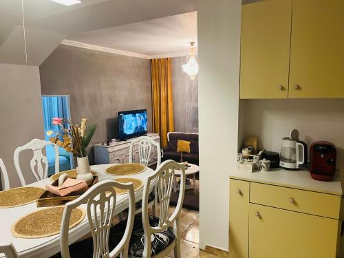 a kitchen and dining room with a table and chairs at Confort Luxury Center Villa- langa Mitropolie si Palas in Iaşi