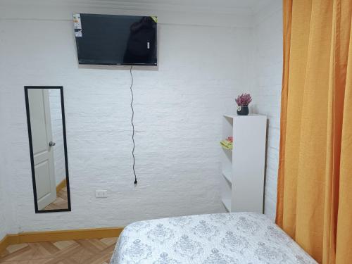 Hostal Familiar S&Gにあるテレビまたはエンターテインメントセンター