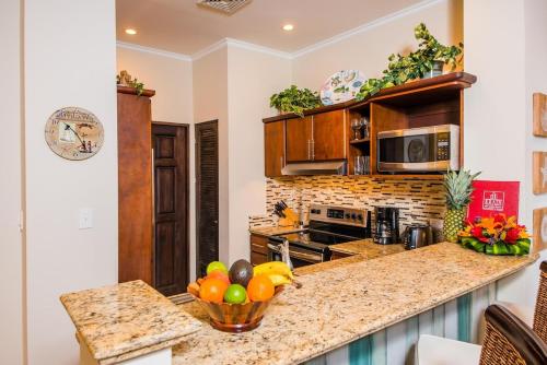 una cocina con una barra con un bol de fruta. en Exceptional Ocean Views 2 Pools, en Playa Flamingo