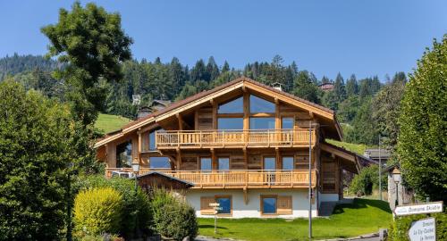 Photo de la galerie de l'établissement Chalet d'exception Centre Combloux - Vue panoramique Eglise, Mont Blanc, à Combloux