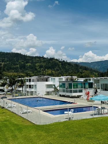a large swimming pool in front of a building at Apartamento en Villa Toscana en Boyaca in Ramiriquí