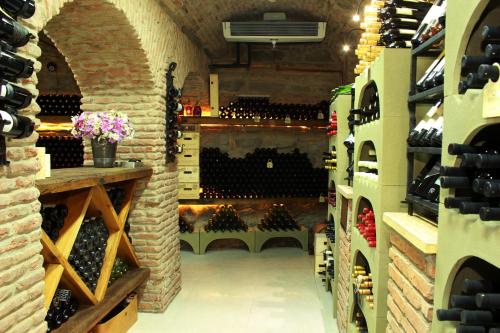 Un restaurante o sitio para comer en Vinotel Boutique Hotel