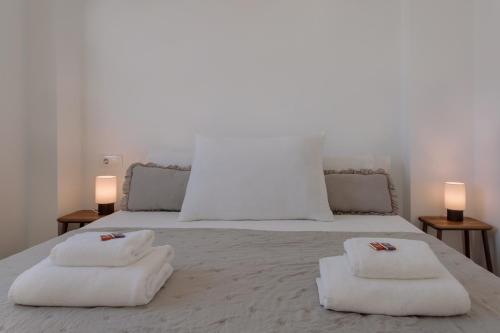 1 dormitorio con 2 camas con sábanas blancas y 2 lámparas en Antic Rooms Varadero, en Villajoyosa