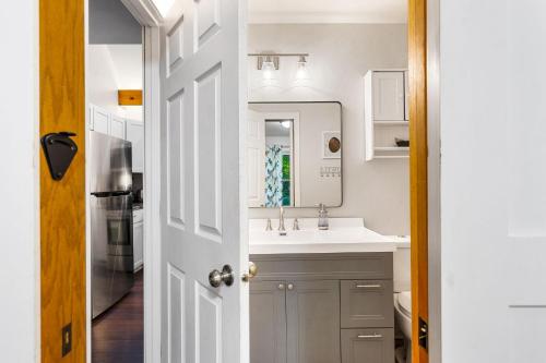 un bagno bianco con lavandino e specchio di Scandia - Hot Tub, Arcade, Dog-Friendly, and Walk to Marina! a Sister Bay
