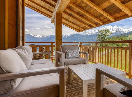 Photo de la galerie de l'établissement Chalet d'exception Centre Combloux - Vue panoramique Eglise, Mont Blanc, à Combloux