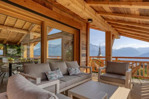 Photo de la galerie de l'établissement Chalet d'exception Centre Combloux - Vue panoramique Eglise, Mont Blanc, à Combloux