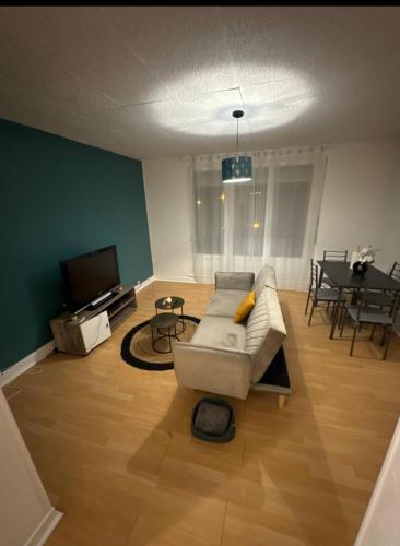 un salon avec un canapé et une table dans l'établissement Claire joie, à Bourges