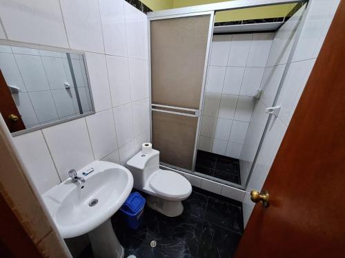 Bilik mandi di Hostal El Tambo Tacna