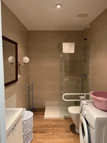 een badkamer met toilet en wastafel bij El Parterre Apartamento in Valencia