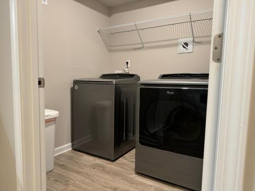 un lavadero con lavadora y secadora en 2 Bedroom Townhouse 2024 New Construction, en Charlotte