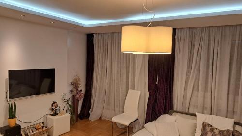 TV a/nebo společenská místnost v ubytování Lux Apartman 7
