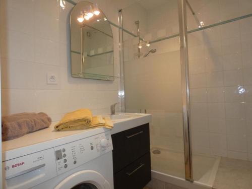La salle de bains est pourvue d'un lave-linge et d'une douche. dans l'établissement Appartement pour 6 personnes à 10m des plages, animaux acceptés, parking - FR-1-540-244, à Notre-Dame-de-Monts