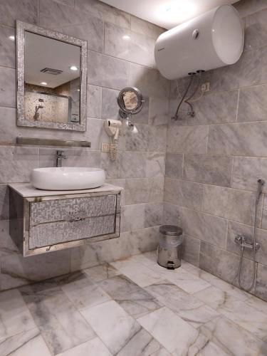 a bathroom with a sink and a mirror at رميس البخاري in Buraydah