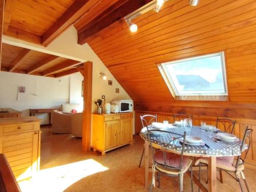 une cuisine et une salle à manger avec une table et une fenêtre dans l'établissement T2 cosy pour 6 personnes à Saint-Lary-Soulan avec parking - FR-1-457-347, à Saint-Lary-Soulan