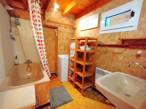 une petite salle de bain avec une baignoire et un lavabo dans l'établissement T2 cosy pour 6 personnes à Saint-Lary-Soulan avec parking - FR-1-457-347, à Saint-Lary-Soulan