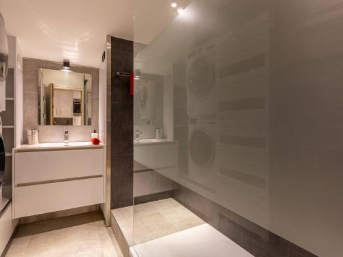 Ένα μπάνιο στο Appartement skis aux pieds avec WiFi, 5 personnes - FR-1-356-518