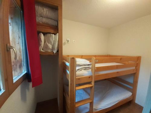 une chambre avec deux lits superposés et une fenêtre dans l'établissement Confortable Studio-Cabine à Valfréjus avec Wifi et Animaux admis - FR-1-561-127, à Modane