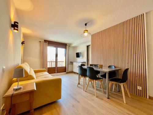 Appartement cosy avec piscine et parking, au pied des pistes - FR-1-505-213