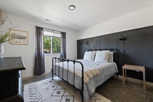un dormitorio con una cama y una ventana en Vienna's Modern Retreat, en Rapid City