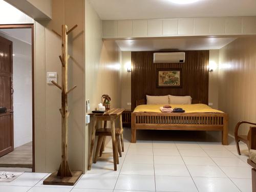 Postel nebo postele na pokoji v ubytování Baan Khunsri Guesthouse