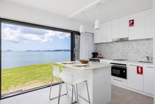 Η κουζίνα ή μικρή κουζίνα στο Lanimer ONE - Beautiful Waterfront Property