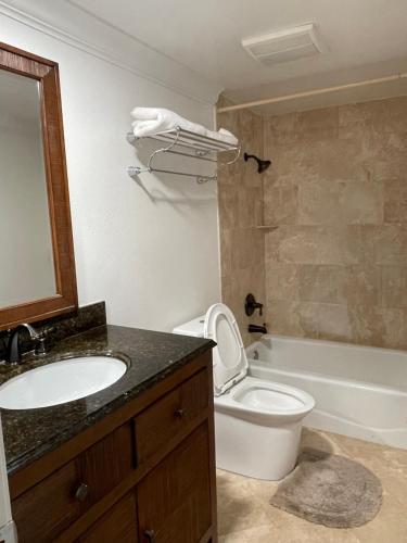 Bilik mandi di Central LA GATED Community 4 beds home