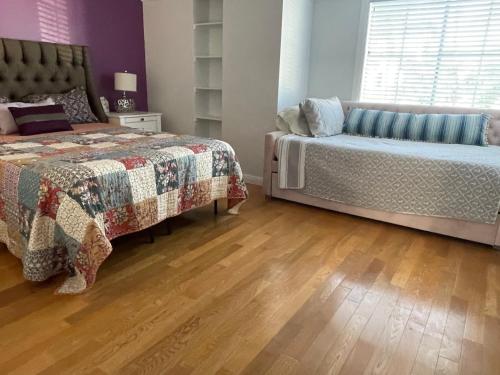 Katil atau katil-katil dalam bilik di Central LA GATED Community 4 beds home